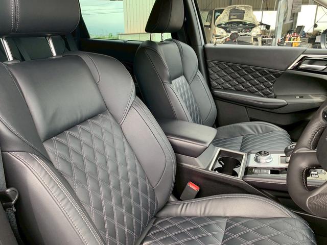 アウトランダーＰＨＥＶ Ｐ　／プラグインハイブリッド／４ＷＤ／７人乗り／衝突被害軽減ブレーキ／サンルーフ／電動リアゲート／メモリーナビ／フルセグＴＶ／全周囲カメラ／ＥＴＣ車載器／パワーシート／シートヒーター／前後ドラレコ（12枚目）