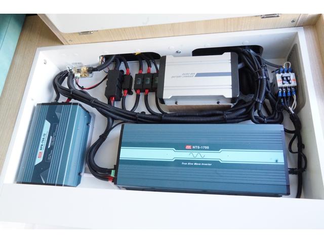 エブリイ ジョインターボ　ＳＴＳキャンパー　ＫＯＫＯ〜Ｄａｙｂｒｅａｋ〜　リチウム３００Ａｈ　１２Ｖクーラー　１５００Ｗインバーター　走行充電器　外部充電器　１０５Ｗソーラーパネル　ダウンライト　天井収納　キャンピング仕様（12枚目）