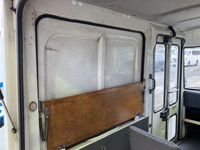 ミラウォークスルーバン ベースグレード オートマ車 社外12インチアルミホイール スライドドア 社外ハンドル 1/2人乗り 移動販売車(7枚目)