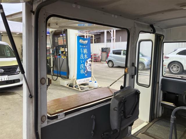 ミラウォークスルーバン ベースグレード オートマ車 社外12インチアルミホイール スライドドア 社外ハンドル 1/2人乗り 移動販売車(8枚目)