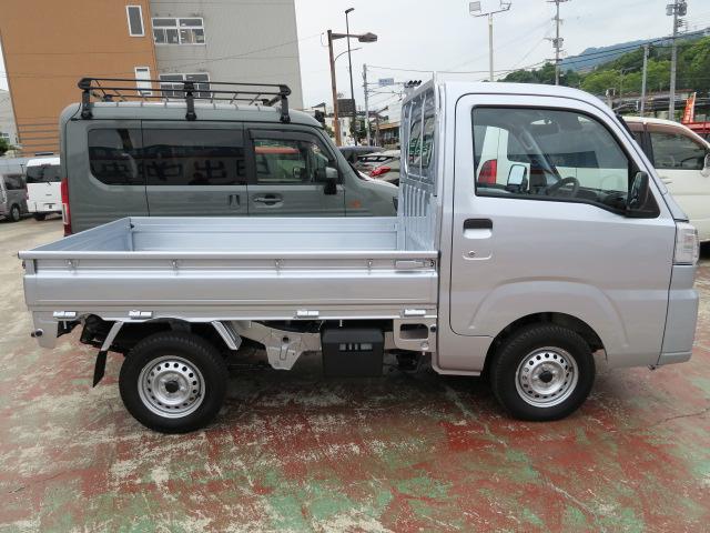 ハイゼットトラック スタンダード　デフロック付きセレクト４ＷＤ車　エアコン　パワーステアリング　Ｗエアバッグ　トラクションコントロール　パーキングセンサー　アイドリングストップ　ラジオ（5枚目）