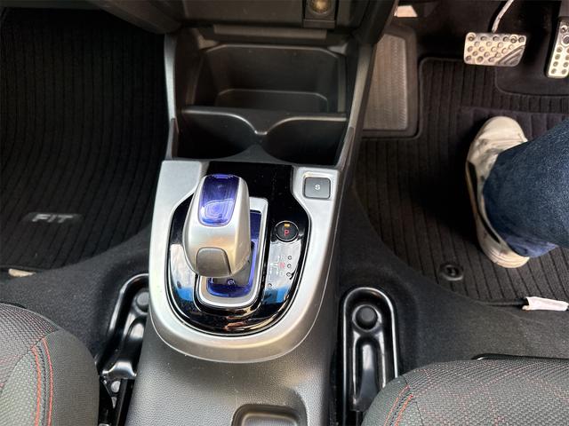 フィットハイブリッド Ｓパッケージ　ハイブリッド　ホンダセンシング　クルコン　パドルシフト　純正フルセグナビ　　Ｂｌｕｅｔｏｏｔｈ　バックカメラ　ＥＴＣ　ドラレコ前後（11枚目）