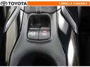 自動または手動でパーキングブレーキをかける・解除することができます。