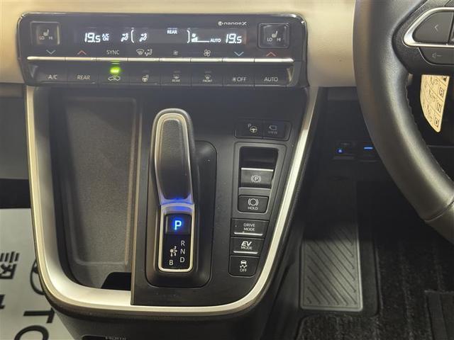 ノア ハイブリッドＺ　フルセグ　メモリーナビ　ＤＶＤ再生　ミュージックプレイヤー接続可　バックカメラ　衝突被害軽減システム　ＥＴＣ　ドラレコ　両側電動スライド　ＬＥＤヘッドランプ　乗車定員７人　３列シート　ワンオーナー（30枚目）