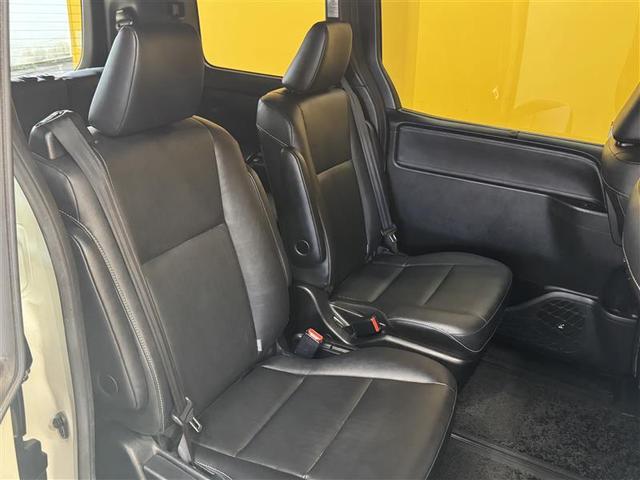 エスクァイア ハイブリッドGi ブラックテーラード フルセグ メモリーナビ DVD再生 ミュージックプレイヤー接続可 後席モニター バックカメラ 衝突被害軽減システム ETC 両側電動スライド LEDヘッドランプ 乗車定員7人 3列シート ワンオーナー(8枚目)