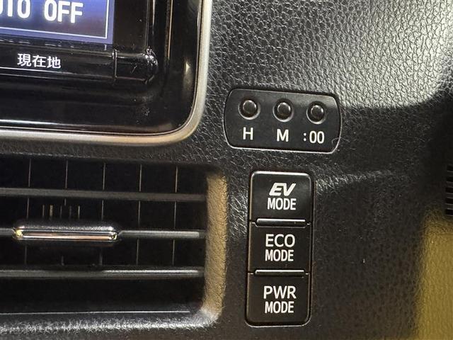 エスクァイア ハイブリッドGi ブラックテーラード フルセグ メモリーナビ DVD再生 ミュージックプレイヤー接続可 後席モニター バックカメラ 衝突被害軽減システム ETC 両側電動スライド LEDヘッドランプ 乗車定員7人 3列シート ワンオーナー(24枚目)