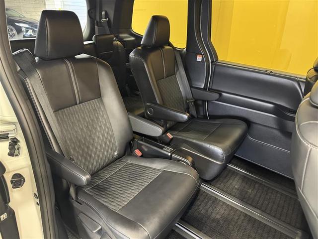 ノア ハイブリッドＳ－Ｚ　フルセグ　メモリーナビ　ＤＶＤ再生　ミュージックプレイヤー接続可　バックカメラ　衝突被害軽減システム　ＥＴＣ　ドラレコ　両側電動スライド　ＬＥＤヘッドランプ　乗車定員７人　３列シート　ワンオーナー（8枚目）