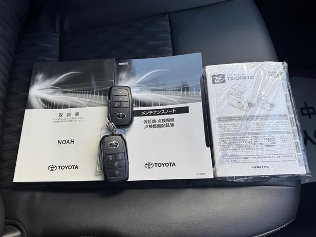 ノア ハイブリッドＳ－Ｚ　フルセグ　メモリーナビ　ＤＶＤ再生　ミュージックプレイヤー接続可　バックカメラ　衝突被害軽減システム　ＥＴＣ　ドラレコ　両側電動スライド　ＬＥＤヘッドランプ　乗車定員７人　３列シート　ワンオーナー（30枚目）