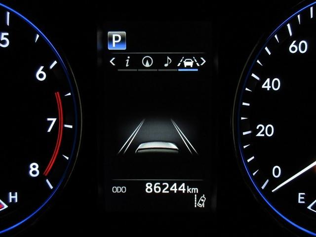 運転席のメータパネル類は常に視界に入る場所ですので、大事なチェックポイントです。ぜひ実際にご乗車ください。