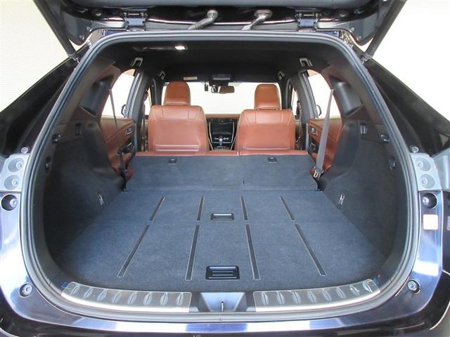 リアシートを倒した状態。簡単動作であっという間にフラットスペースが広がりますので大きな荷物も楽に積めます。状況に合わせたシートアレンジで、様々なシーンに対応出来ます。