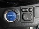 スマートキーシステムはキーをお持ちの方を車がオーナーと判断し、ドアロックの開閉もタッチ&握るだけ。エンジンスタートはブレーキを踏んでスタートボタンを押すだけ。