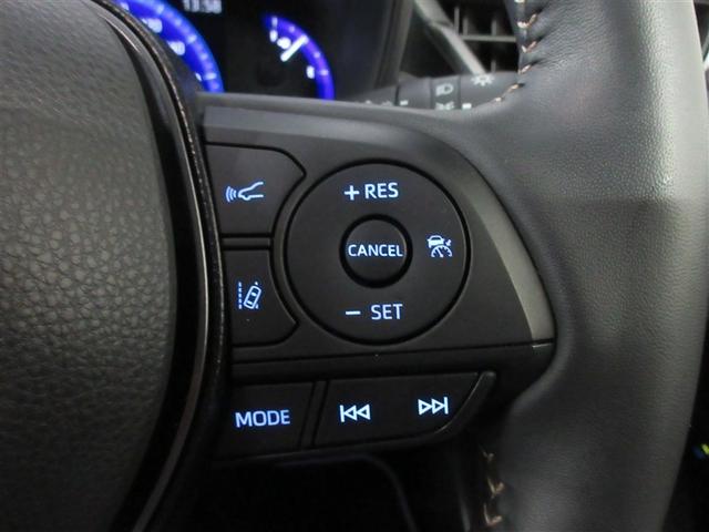 ハンドルに装備されたステアリングスイッチ。主にナビやオーディオと連携して操作出来ます。