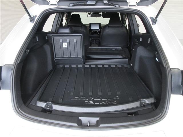 背もたれをそれぞれ独立して前に倒し、さらに広いラゲッジルームを確保できます。