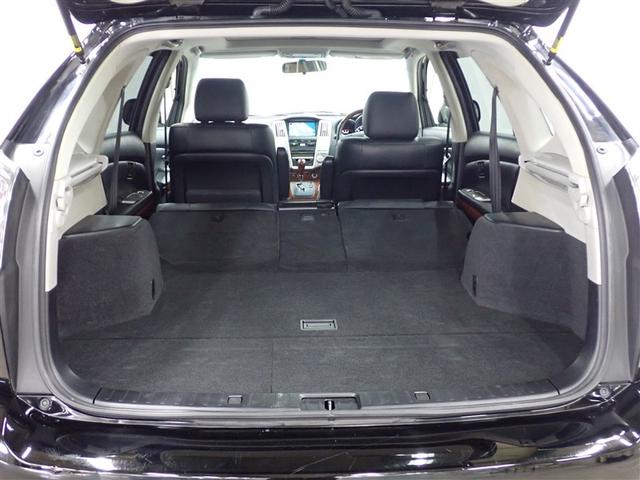 セカンドシートを倒すとさらに広々のラゲッジスペース