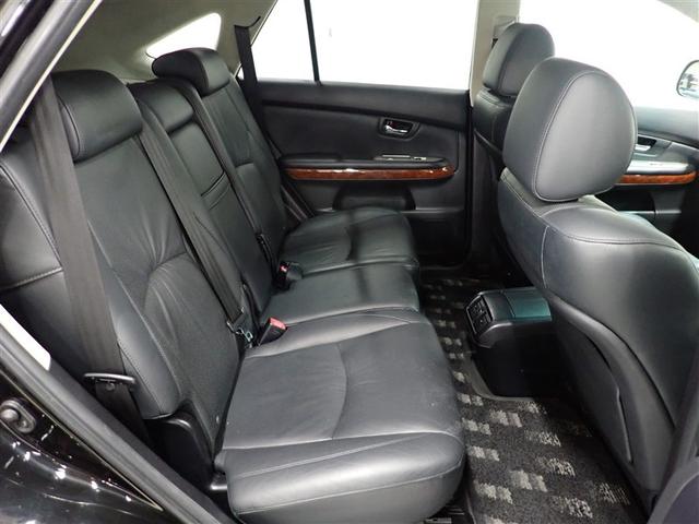 足元も広々のセカンドシート