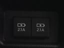 後席用のUSB充電端子。後部座席に座ってもスマホやタブレットの充電が可能、長距離ドライブも安心です!