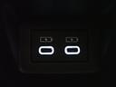 充電用USB端子付き。スマートフォンなどの充電に便利です。