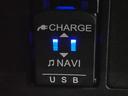 充電用USB端子付き。スマートフォンなどの充電に便利です。