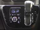低燃費＆走りをスムーズにしてくれるＣＶＴシフトと大きなスイッチで操作性のいいオートエアコン装備