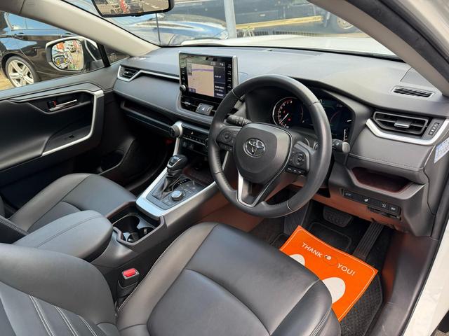 ＲＡＶ４ Ｇ　Ｚパッケージ　４ＷＤ／ディスプレイオーディオ／ＥＴＣ／サンルーフ／シートヒーター／電動シート／ナビ・テレビ／ブラインドスポットモニタ／バックカメラ／全周囲カメラ／レーンアシスト／アダプティブクルーズコントロール（11枚目）