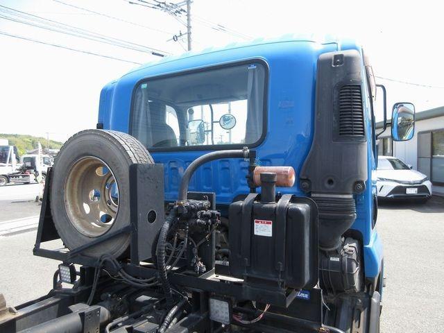 フォワード 　フォワード４ｔ　ベットレスキャビン　６速ミッション　２１０馬力　新明和工業　アームロール　コンテナ無し（15枚目）