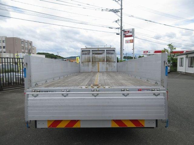 ファイター 　増ｔ車　ワイドキャビンベット付　パブコ　ワイドロング　３方開アルミ平　床板張り　後輪エアサスメッキグリル　フロントバンパーアルミホイール　シートデッキ　荷台寸法長６７００幅２３９０高６００（後４６０）（12枚目）