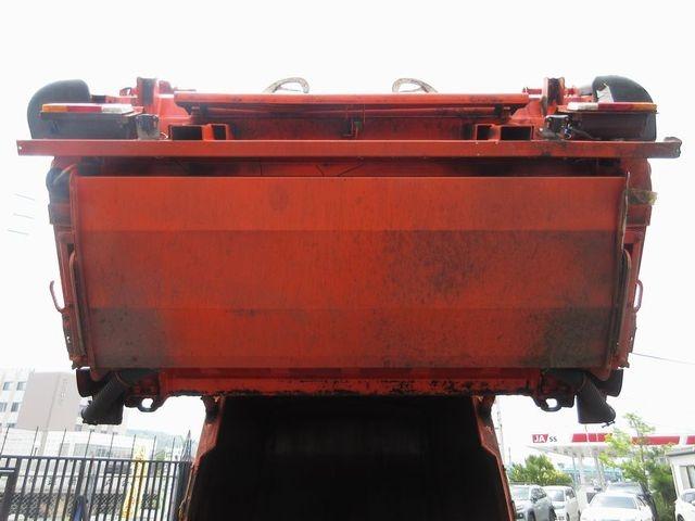 フォワード 　ベットレスキャビン２１０馬力　６速ミッション新明和工業プレス式塵芥車　連続切替スイッチ汚水タンクステンレス容積８．６立米（15枚目）