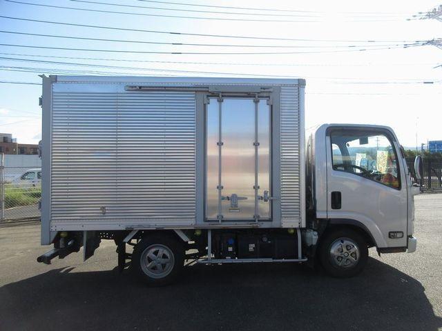 エルフトラック 　アルミバン　フルフラットロー　床板張り　左右サイドドア（スライド式）　ラッシングレール　内フック　ジョロダーレール　リヤドア４枚開き荷台内寸／長３３３０幅１６６０高１８２０（9枚目）