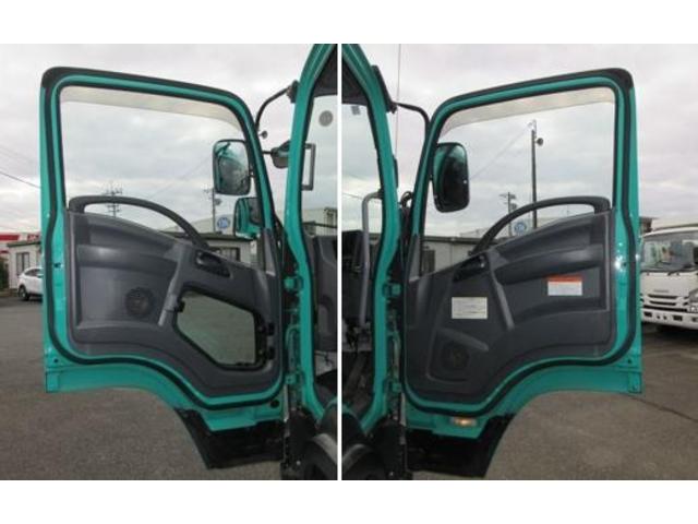 フォワード 　新明和跳ね上げ式パワーゲート付ワイドアルミ平　エアサス　アオリ５方開　ラッシングレール１段　引出し式フック１１対　ゲート昇降質量１０００ｋｇ　ゲート寸法　縦１５５０×横２４００（34枚目）