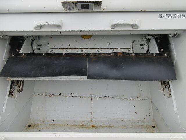 デュトロ 　新明和製プレス式パッカー車　容積５．４立米　積載３１５０ｋｇ　連続スイッチ　汚水タンクステンレス（27枚目）