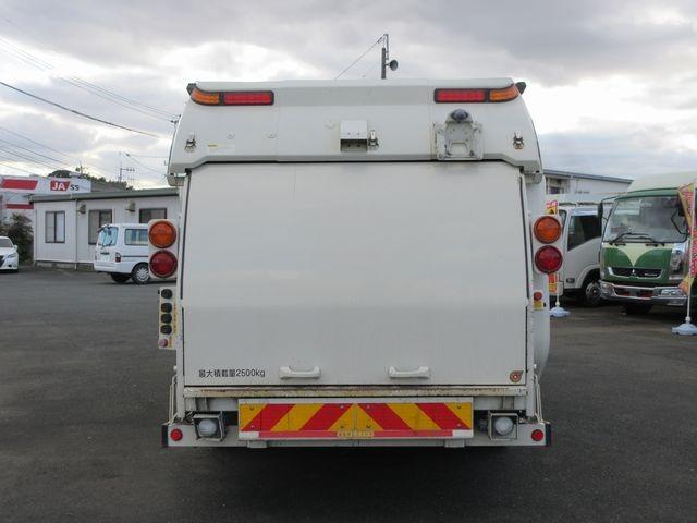 ヒノレンジャー 　上物新明和製回転板式パッカー車　容積６．４立米　汚水タンク付き　スペア吊り欠　連続切り替えスイッチ付き　緊急停止ボタン及び緊急停止スイッチ付き　オートマ　床後方鉄板２重張り（9枚目）
