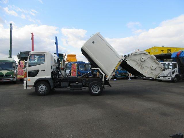 ヒノレンジャー 　上物新明和製回転板式パッカー車　容積６．４立米　汚水タンク付き　スペア吊り欠　連続切り替えスイッチ付き　緊急停止ボタン及び緊急停止スイッチ付き　オートマ　床後方鉄板２重張り（15枚目）