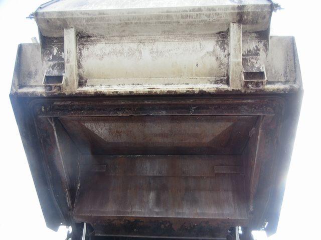 ヒノレンジャー 　上物新明和製回転板式パッカー車　容積６．４立米　汚水タンク付き　スペア吊り欠　連続切り替えスイッチ付き　緊急停止ボタン及び緊急停止スイッチ付き　オートマ　床後方鉄板２重張り（17枚目）