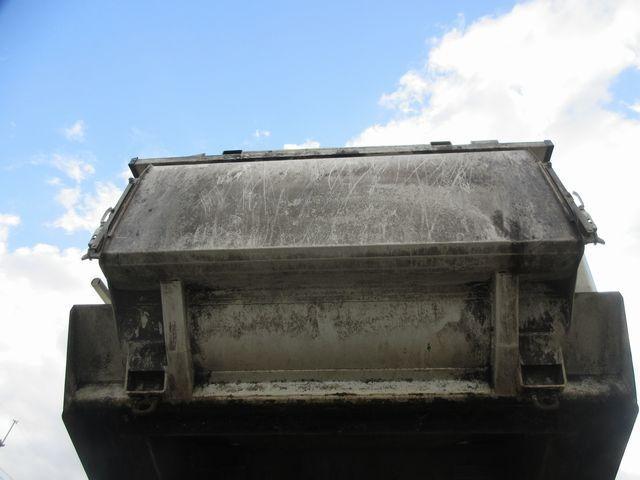 ヒノレンジャー 　上物新明和製回転板式パッカー車　容積６．４立米　汚水タンク付き　スペア吊り欠　連続切り替えスイッチ付き　緊急停止ボタン及び緊急停止スイッチ付き　オートマ　床後方鉄板２重張り（18枚目）