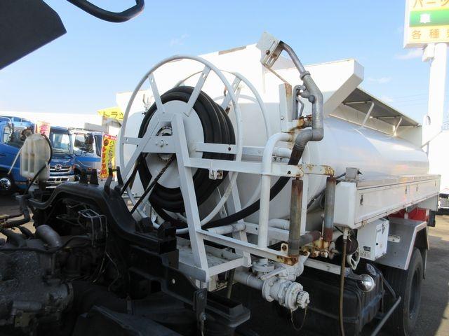 フォワード 新明和製石油ローリー 消防書類完備 マンホール蓋3個 給油ホース、ホースリール、給油ガン付き 4KL 上物年式(同年式)2011年10月 類別第4類 品名第2石油類、第3石油類、灯油、軽油、重油(12枚目)