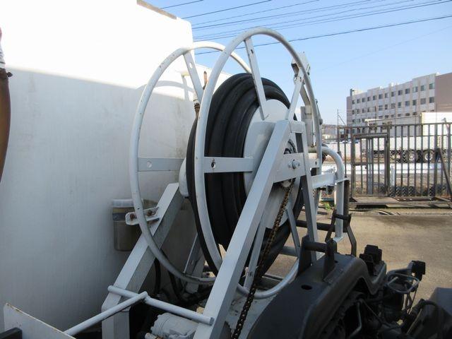 フォワード 新明和製石油ローリー 消防書類完備 マンホール蓋3個 給油ホース、ホースリール、給油ガン付き 4KL 上物年式(同年式)2011年10月 類別第4類 品名第2石油類、第3石油類、灯油、軽油、重油(13枚目)