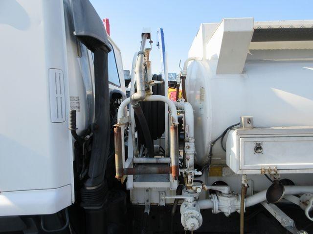 フォワード 新明和製石油ローリー 消防書類完備 マンホール蓋3個 給油ホース、ホースリール、給油ガン付き 4KL 上物年式(同年式)2011年10月 類別第4類 品名第2石油類、第3石油類、灯油、軽油、重油(15枚目)