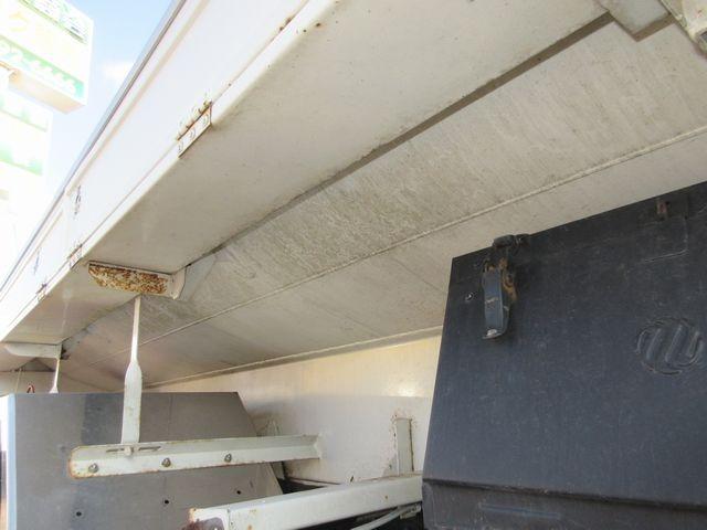 フォワード 新明和製石油ローリー 消防書類完備 マンホール蓋3個 給油ホース、ホースリール、給油ガン付き 4KL 上物年式(同年式)2011年10月 類別第4類 品名第2石油類、第3石油類、灯油、軽油、重油(25枚目)