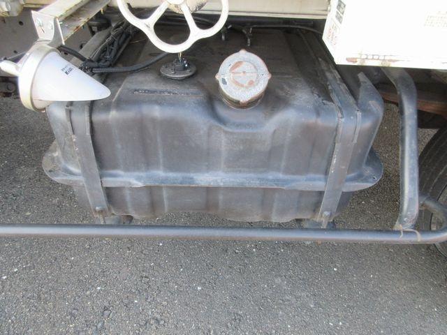 フォワード 新明和製石油ローリー 消防書類完備 マンホール蓋3個 給油ホース、ホースリール、給油ガン付き 4KL 上物年式(同年式)2011年10月 類別第4類 品名第2石油類、第3石油類、灯油、軽油、重油(34枚目)