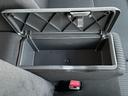 運転席アームレストは収納にもなっております☆