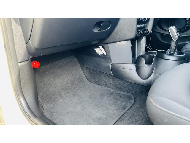 ＭＩＮＩ クーパーＤ　禁煙車／インテリジェントセーフティ／パーキングアシスト／純正ＨＤＤナビ／バックカメラ前後ソナー／コンフォートアクセス／タッチパネル／Ｂｌｕｅｔｏｏｔｈ／ユニオンジャックテール／Ｒ５面スモーク／クルコン（49枚目）