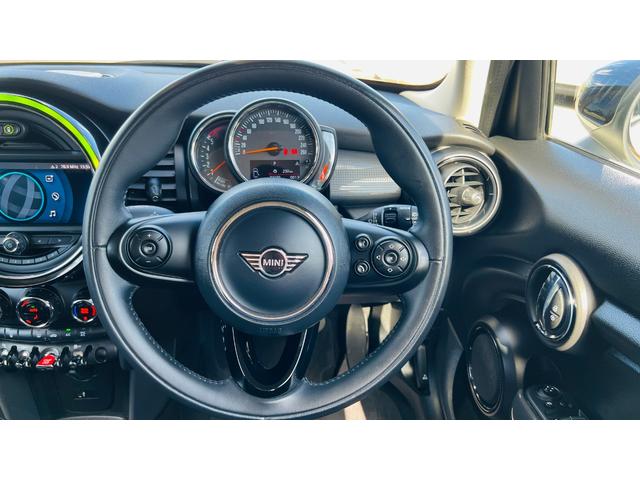 ＭＩＮＩ クーパーＤ　禁煙車／インテリジェントセーフティ／パーキングアシスト／純正ＨＤＤナビ／バックカメラ前後ソナー／コンフォートアクセス／タッチパネル／Ｂｌｕｅｔｏｏｔｈ／ユニオンジャックテール／Ｒ５面スモーク／クルコン（51枚目）