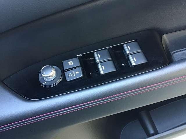 �p���[�E�B���h�E��h�A�~���[�̃X�C�b�`���͉^�]�ȉE���֏W�����Ă܂�