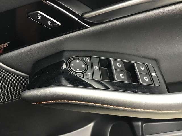 �p���[�E�B���h�E��h�A�~���[�̃X�C�b�`���͉^�]�ȉE���֏W�����Ă܂�