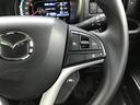 レーダークルーズコントロールを装備。アクセルやブレーキを操作しなくても、自動で先行車との車間距離を保ち追従走行できます。長距離や高速道路を運転する際に、ドライバーへの負担を軽減します。