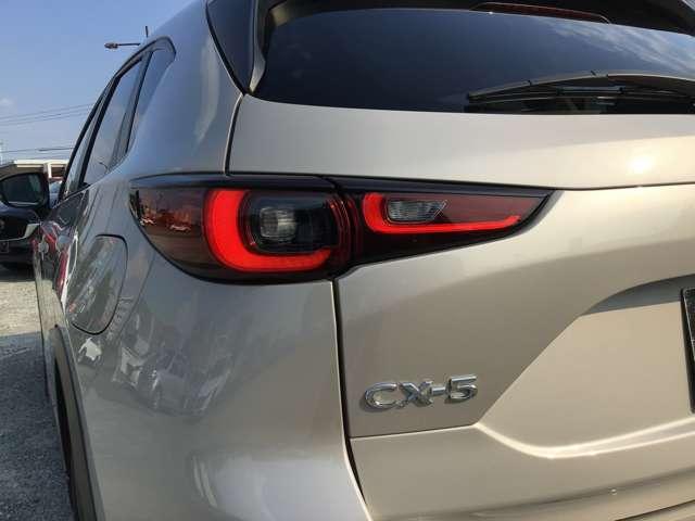 ２．０　２０Ｓ　ブラックトーンエディション　ナビ／ＣａｒＰｌａｙ／全方位モニタ／衝突軽減ブレー　スマキー　地デジフルセグ　横滑り防止　オートＬＥＤ　ｂｌｕｅｔｏｏｔｈ　メモリーナビ　ＬＥＤヘッドランプ　電動パワーシート　ｉ－ｓｔｏｐ　ＥＴＣ付き（画像10）