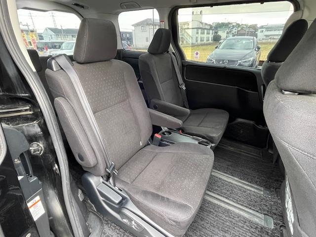 ヴォクシー ハイブリッドＶ　禁煙車　１年保証付　ワイドフルセグＴＶナビ　Ｂｌｕｅｔｏｏｔｈ　バックカメラ　両側パワースライドドア　フリップダウンモニター　前後ドラレコ　オートクルコン　ＥＴＣ　ＬＥＤ　デジタルインナーミラー（19枚目）