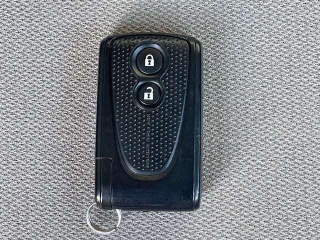 �y�X�}�[�g�L�[�z�J�o����|�P�b�g�ɓ���Ď����Ă��邾���ŁA�{�^����Ńh�A���b�N���J�ł��܂��B�X�}�[�g�L�[�������āA�u���[�L�𓥂�ŃX�C�b�`�����������ŃG���W�����n�����܂��I