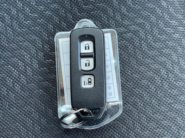 �y�X�}�[�g�L�[�z�J�o����|�P�b�g�ɓ���Ď����Ă��邾���ŁA�{�^����Ńh�A���b�N���J�ł��܂��B�X�}�[�g�L�[�������āA�u���[�L�𓥂�ŃX�C�b�`�����������ŃG���W�����n�����܂��I