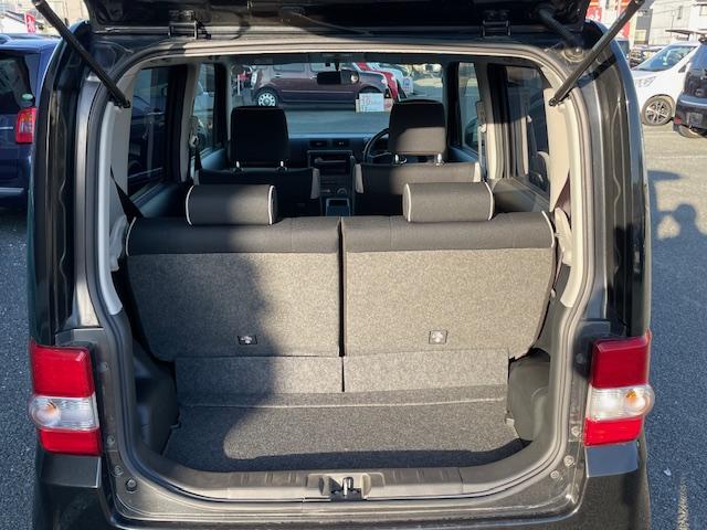 �y���Q�b�W���[���z���i�̂���������ʋ΁A���}���ɏ\���ȉ׎��X�y�[�X���m�ۂ��Ă���܂��B�Z�J���h�V�[�g��|���ƁA�傫�ȉו��̐ύڂ��\�ł���